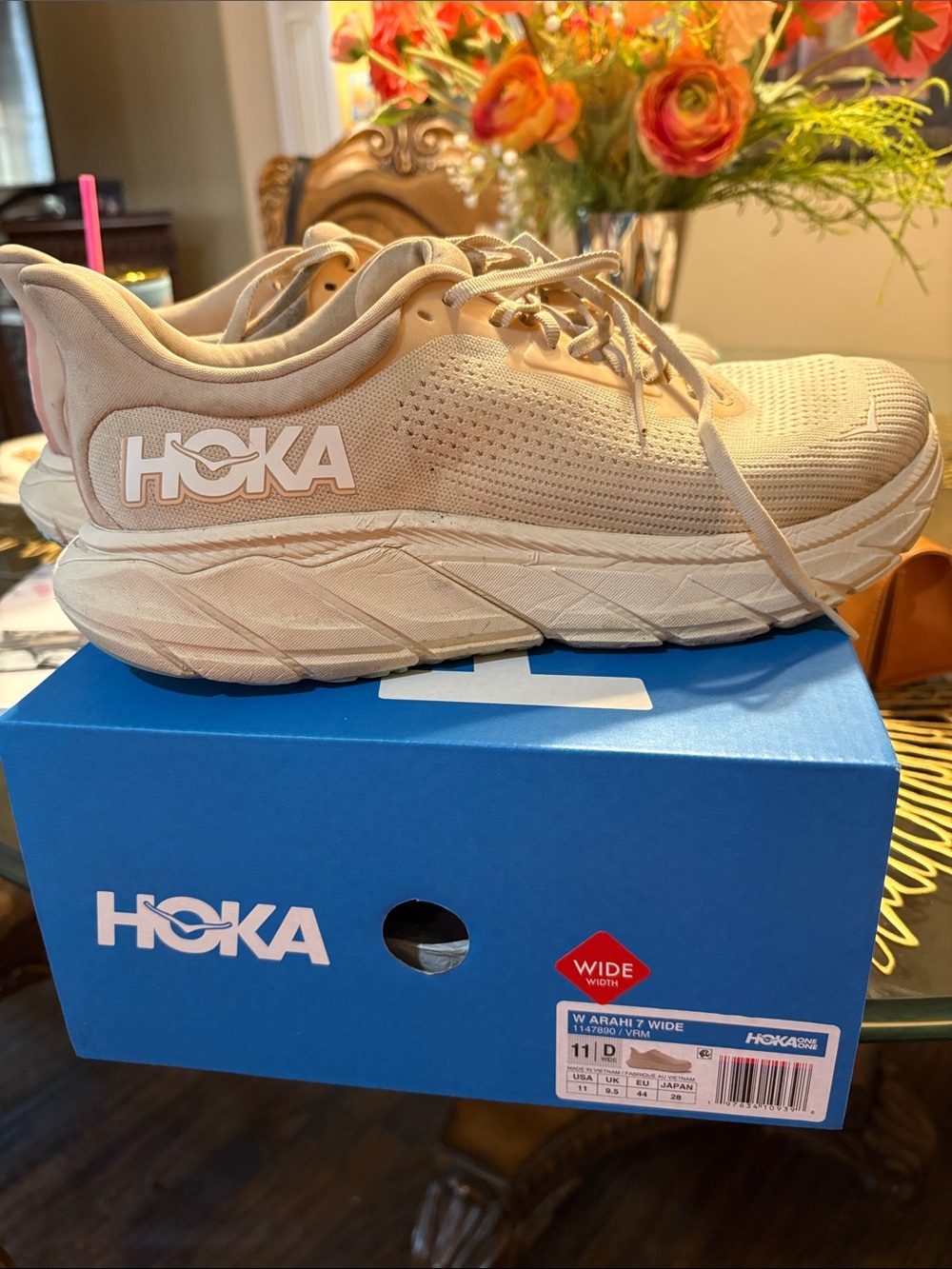 Hoka Arahi 7 Wide Running Shoes - peach color